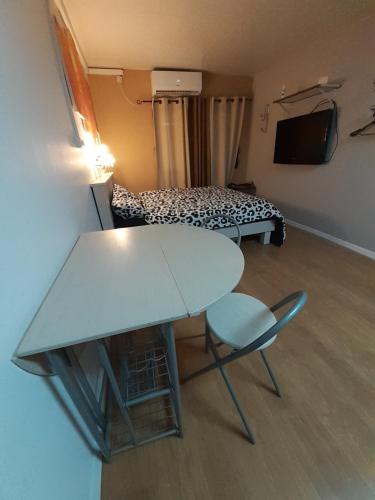 a room with a table and a chair and a bed at Suite- Studio- Zimmer in Bet Sheʼan