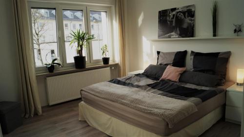 ein Schlafzimmer mit einem großen Bett und einem Fenster in der Unterkunft Lazarus Hotel & Restaurant in Lüdenscheid
