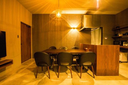 a dining room with a table and chairs at -Musée Villa- in Nakijin