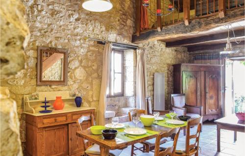 une salle à manger avec une table et des chaises en bois dans l'établissement 2 Bedroom Amazing Home In Sembas, à Sembas