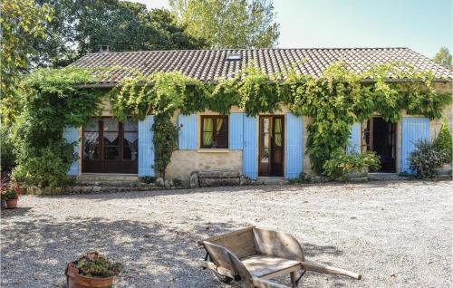 Sembasにある2 Bedroom Amazing Home In Sembasのツタの絡まる家の前の古い椅子