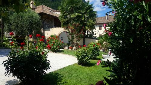 a house with a garden with flowers in the yard at Ansitz Strengherrnhof in Caldaro