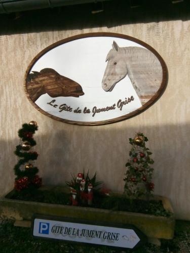 Un certificado, premio, letrero u otro documento en chambre d’hôtes la jument grise