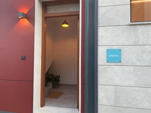 una puerta a un pasillo con una señal azul en Párpados, casa con jacuzzi para dos, en Mélida