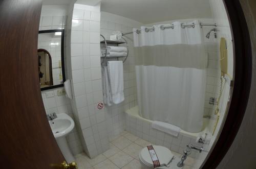 a bathroom with a tub and a sink and a toilet at Nodo Cusco Santa Teresa in Cusco