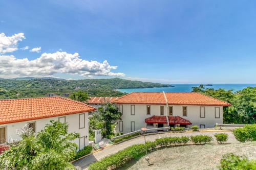 una imagen de una casa con vistas al océano en Villas @ Villa Sol en Guanacaste