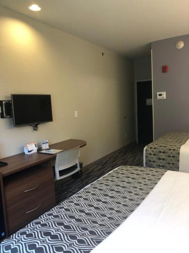 TV a/nebo společenská místnost v ubytování Microtel Inn & Suites by Wyndham Cadiz