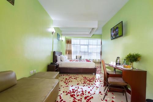 Een bed of bedden in een kamer bij Legacy Hotel and Suites