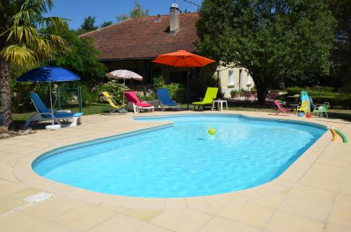 Bazén v ubytování Peyrouteau, gîte bucolique. nebo v jeho okolí