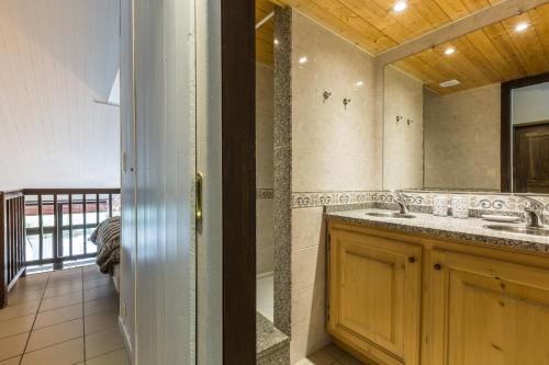 bagno con lavandino e specchio di Apartment Les Avouilles a Chamonix-Mont-Blanc
