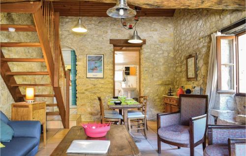 Sembasにある2 Bedroom Amazing Home In Sembasのテーブルとキッチンのあるリビングルーム