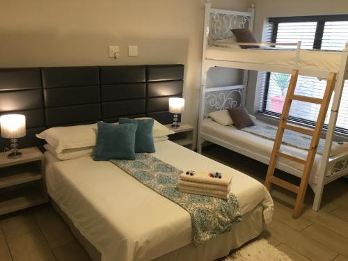 Ένα ή περισσότερα κρεβάτια σε δωμάτιο στο Riekert's Self-Catering Apartment