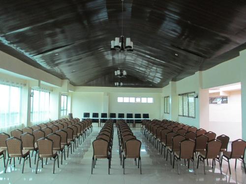 une grande chambre avec des rangées de chaises et un plafond dans l'établissement Legacy Hotel and Conference Centre ltd, à Nakuru