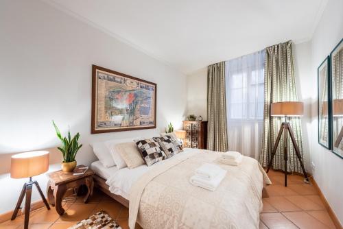 Postel nebo postele na pokoji v ubytování UNIQUE PRAGUE EXPERIENCE - Charles Bridge Apartments