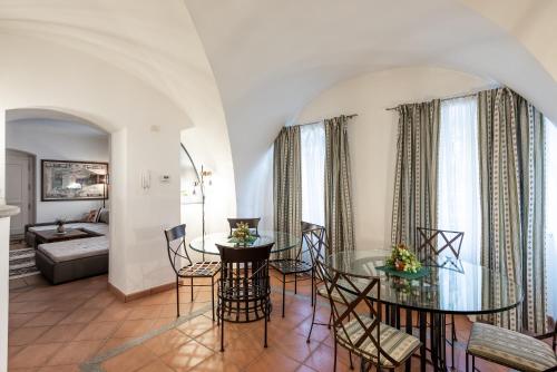 un soggiorno con tavolo e sedie in vetro di UNIQUE PRAGUE EXPERIENCE - Charles Bridge Apartments a Praga