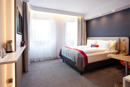Säng eller sängar i ett rum på Holiday Inn Express - Trier, an IHG Hotel