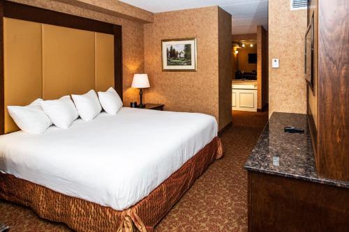 a hotel room with a bed and a bathroom at Heritage Hills Golf Resort & Conference Center in York