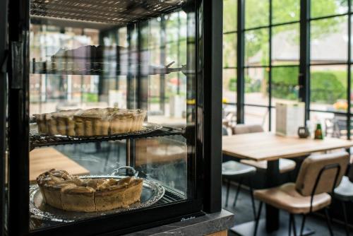 two pies on display in a glass case at Hotel Restaurant de Jong in Nes