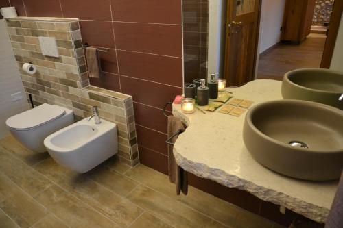 a bathroom with a sink and a toilet at Agriturismo Tamellini in Soave