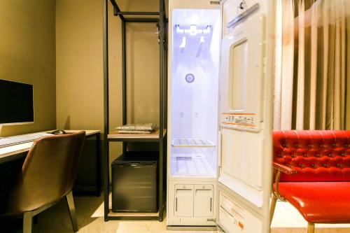 a room with a chair and a desk with a computer at Docking Hotel in Gimpo