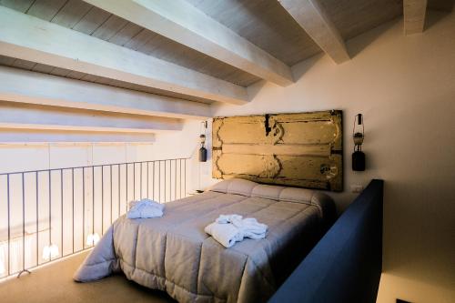 a bedroom with a bed with two towels on it at Dimora di Catullo - Ospitalità di Charme in Palazzolo Acreide