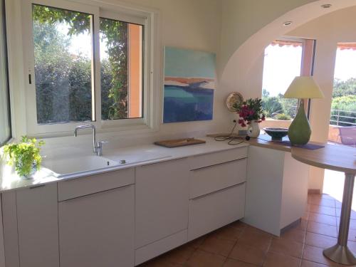 une cuisine avec un évier et une fenêtre dans l'établissement CAEDA, à Porto-Vecchio