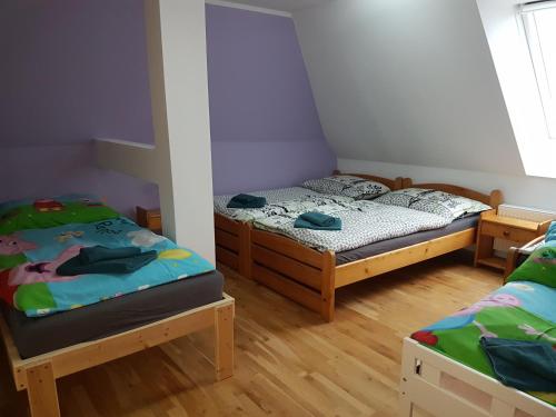 Ένα ή περισσότερα κρεβάτια σε δωμάτιο στο Mezonetový apartman Bellevue