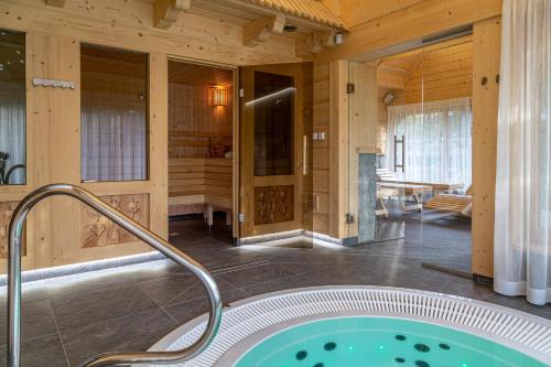 uma banheira de hidromassagem no meio de um quarto em Willa Elżbiecina Luxury Residence & SPA em Zakopane