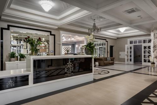 a room with a store with flowers on display at Evita Hotel & SPA in Tleń