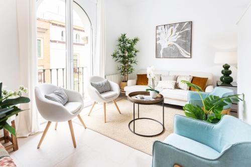 a living room with a couch and chairs at Genteel Home Mateos Gago in Seville