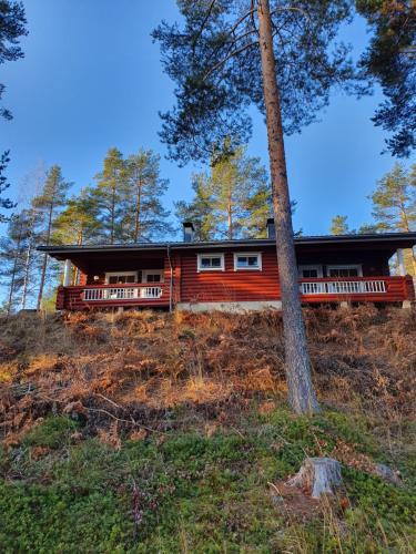 een huis op een heuvel in het bos bij Pankkotupa 65 "13А" in Savonlinna