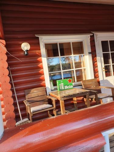 een houten tafel en stoelen op de veranda van een huis bij Pankkotupa 65 "13А" in Savonlinna