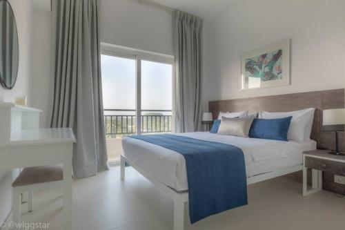 une chambre avec un lit, un bureau et une fenêtre dans l'établissement 3 Bedroom Apartment Close to Galle and Beaches, à Galle
