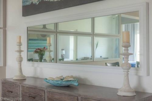 un miroir au-dessus d'une commode dans une pièce dans l'établissement 3 Bedroom Apartment Close to Galle and Beaches, à Galle