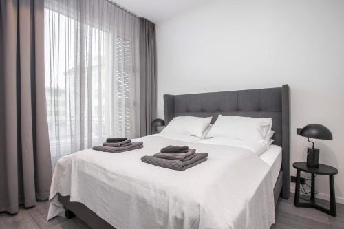 Кровать или кровати в номере GreenKey Suite T21