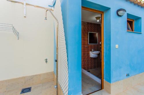 A bathroom at Magnifico Chalet con piscina en km1 de La Manga