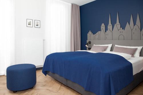 1 dormitorio azul con 1 cama y 1 silla azul en Stadtrandzimmer, en Herrnburg