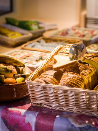 une table recouverte de paniers de sandwichs et de bananes dans l'établissement Les Quatre Vents, à Courpière