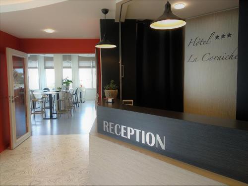 uma área de recepção de um hotel ao lado de um restaurante em Hotel La Corniche em Saint-Hilaire-de-Riez