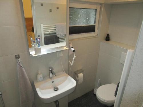 a small bathroom with a sink and a toilet at Übernachtung an der A2 in Braunschweig