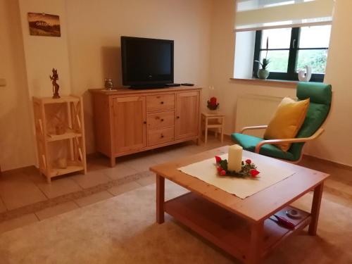 TV a/nebo společenská místnost v ubytování Ferienwohnung Ulbrich