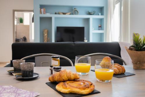 
Options de petit-déjeuner proposées aux clients de l'établissement La Comédie de Vanneau - Acte 1 - 4
