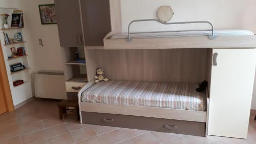 Letto a castello per bambini in una piccola camera di Salento Holiday a Melendugno