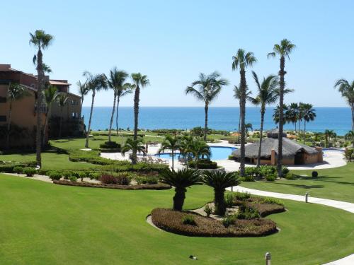 Una vista aerea del resort con l'oceano sullo sfondo. di Condominios Brisa - Ocean Front a Cabo San Lucas