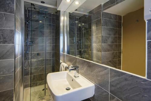 y baño con lavabo blanco y espejo. en Burbage Holiday Lodge Apartment 3, en Blackpool