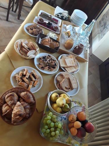 una tavola piena di piatti da mangiare su un tavolo di FATTORIA DELLA BILANCIA a San Giovanni in Marignano