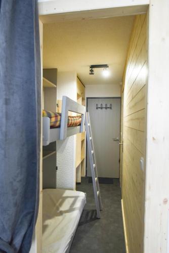 Cette petite chambre comprend des lits superposés et une échelle. dans l'établissement Studio 4 personnes fraichement rénové au pied des pistes à Valfréjus, à Valfréjus