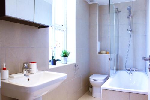Bathroom sa Regents Canal Apartments