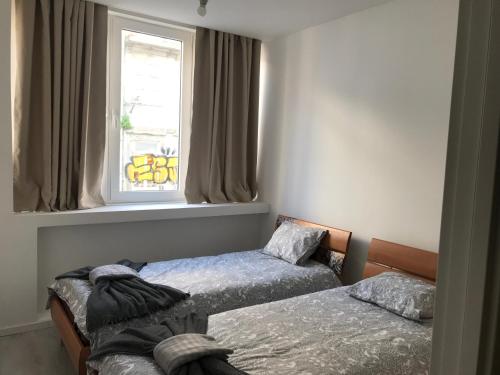 ポルトにあるCity Heart Place 1のベッド2台と窓のある寝室