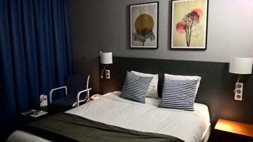 Säng eller sängar i ett rum på Hotel Tambourin